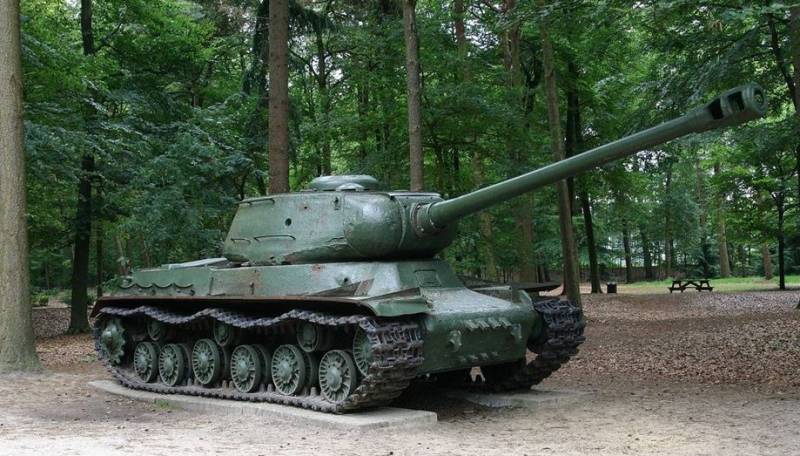 Тяжелый танк ИС-2
