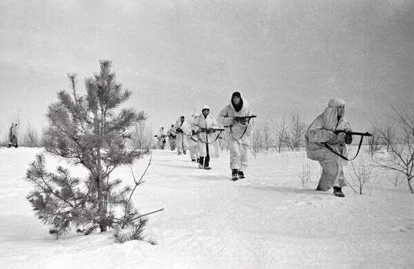 6 декабря 1941 года Западный фронт при поддержке Калининского и Юго-Западного фронтов перешёл в контрнаступление в битве за Москву. Советские разведчики направляются на новый огневой рубеж.