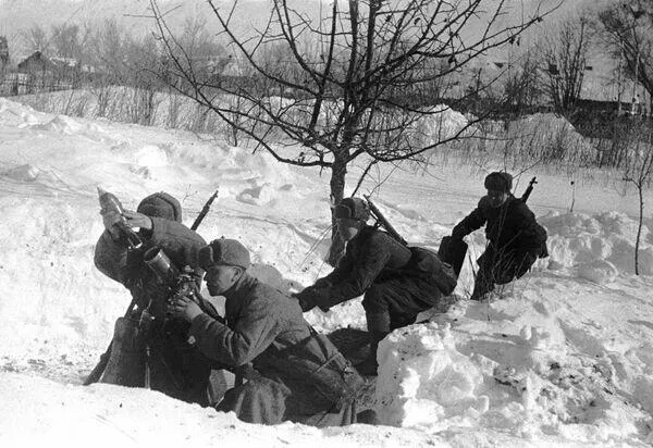 Ржевско-Вяземская наступательная операция 8 января — 20 апреля 1942 года. Миномётчики ведут огонь по врагу. Калининский фронт.