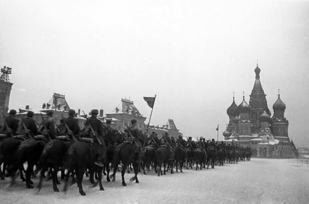 Кавалерия на параде на Красной площади в Москве 7 ноября 1941 года. Фотография из фотофонда Смоленского государственного музея-заповедника