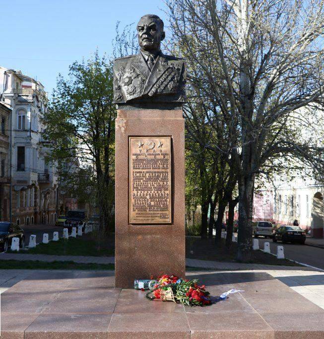 Памятник Родиону Малиновскому