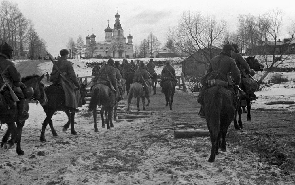 Кавалеристы корпуса генерала Белова на марше, 15 декабря 1941 года.