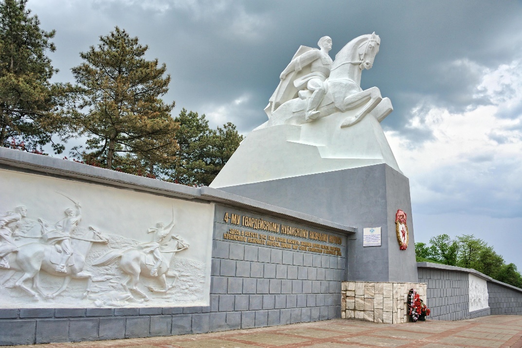 Мемориальный комплекс «Поле казачьей славы» воздвигнут в память о Кущевской атаке — эпизоде битвы за Кавказ 4-го Гвардейского Кубанского казачьего корпуса, который состоялся 2 августа 1942 года у станицы Кущевской