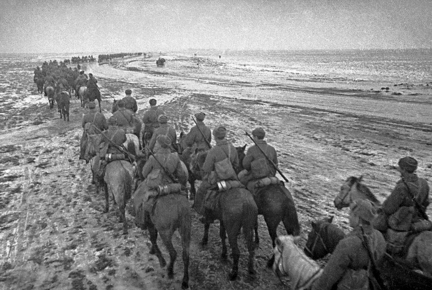 Части 4-го гвардейского кавалерийского корпуса на марше. Фотография Владимира Иванова, 1944