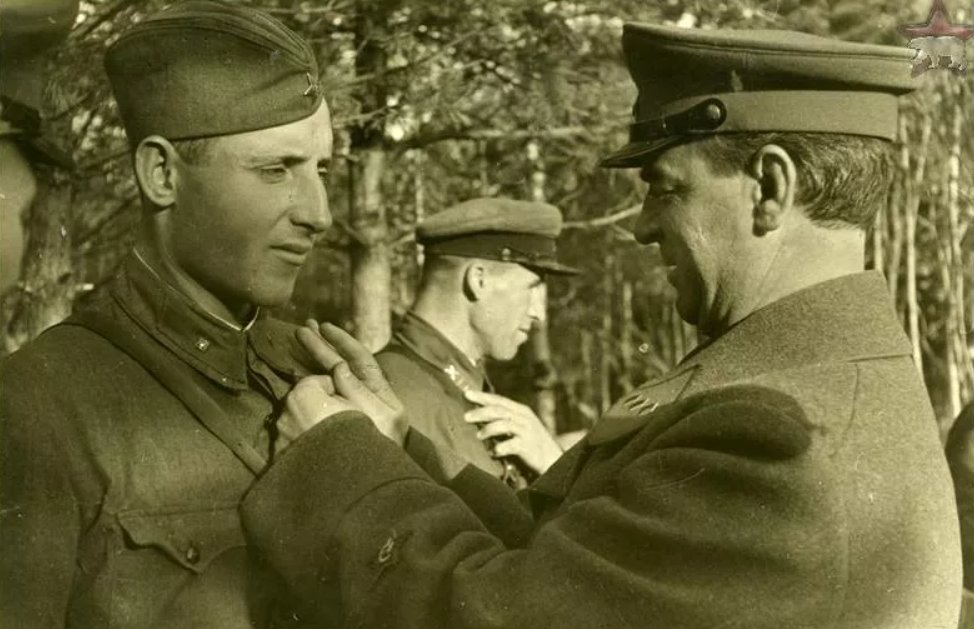 Вручение медали «Золотая Звезда» Ивану Середе, Северо-Западный фронт, октябрь 1941