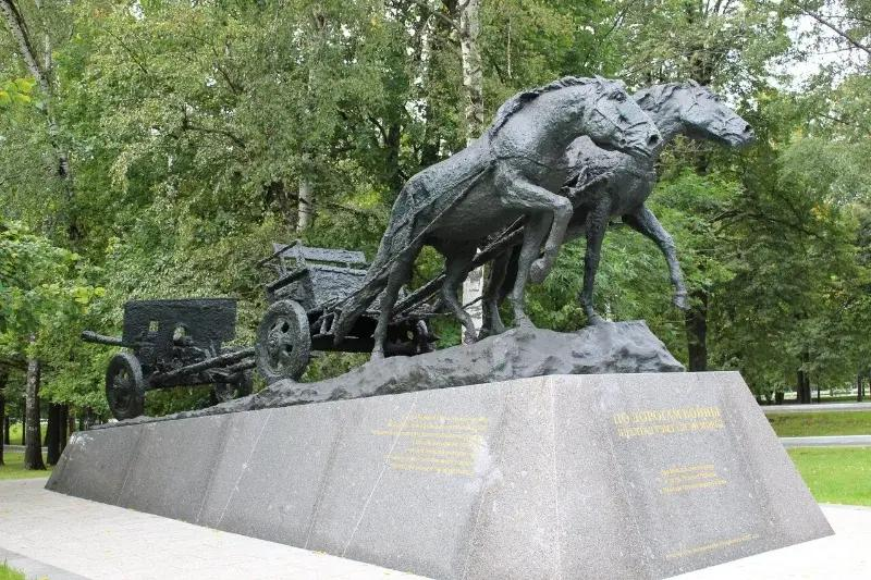 Памятник «По дорогам войны» увековечил память о совместной борьбе Монголии и СССР против фашизма в годы Великой Отечественной войны. Тогда Монголия поставила в нашу страну около полумиллиона выносливых и неприхотливых лошадей
