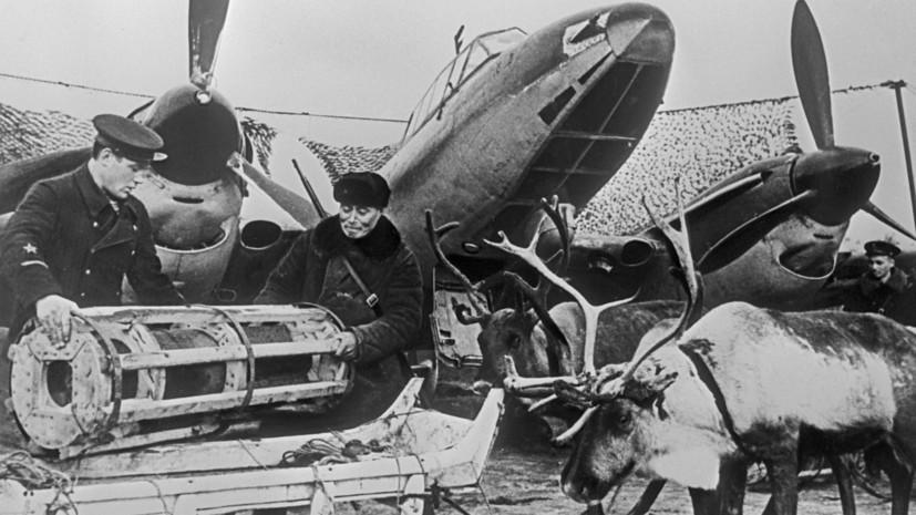 Доставка авиабомб на оленьих упряжках к бомбардировщику. Фотография Евгения Халдея, 1942