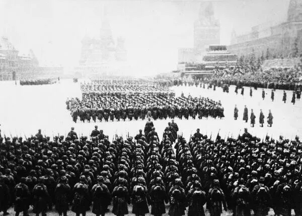 Военный парад на Красной площади в Москве 7 ноября 1941 года. После парада войска отправляются на фронт.