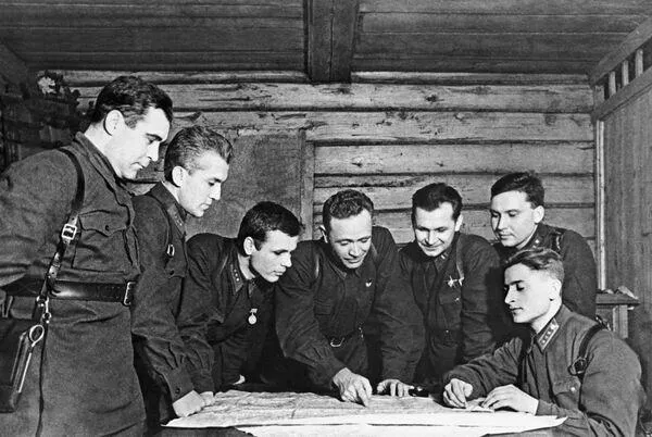 Командиры полка 8-ой гвардейской им. генерал-майора И. В. Панфилова стрелковой дивизии обсуждают план военных действий. Волоколамское направление. 1941 год.