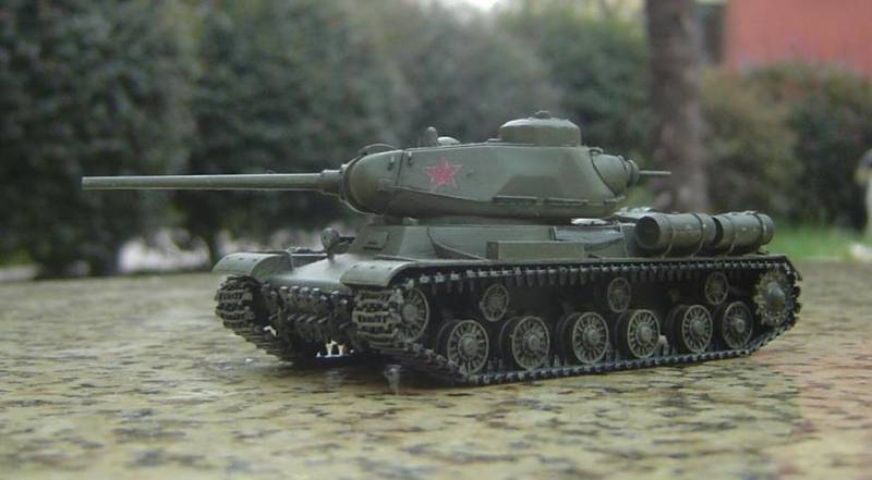 Тяжелый танк ИС-1