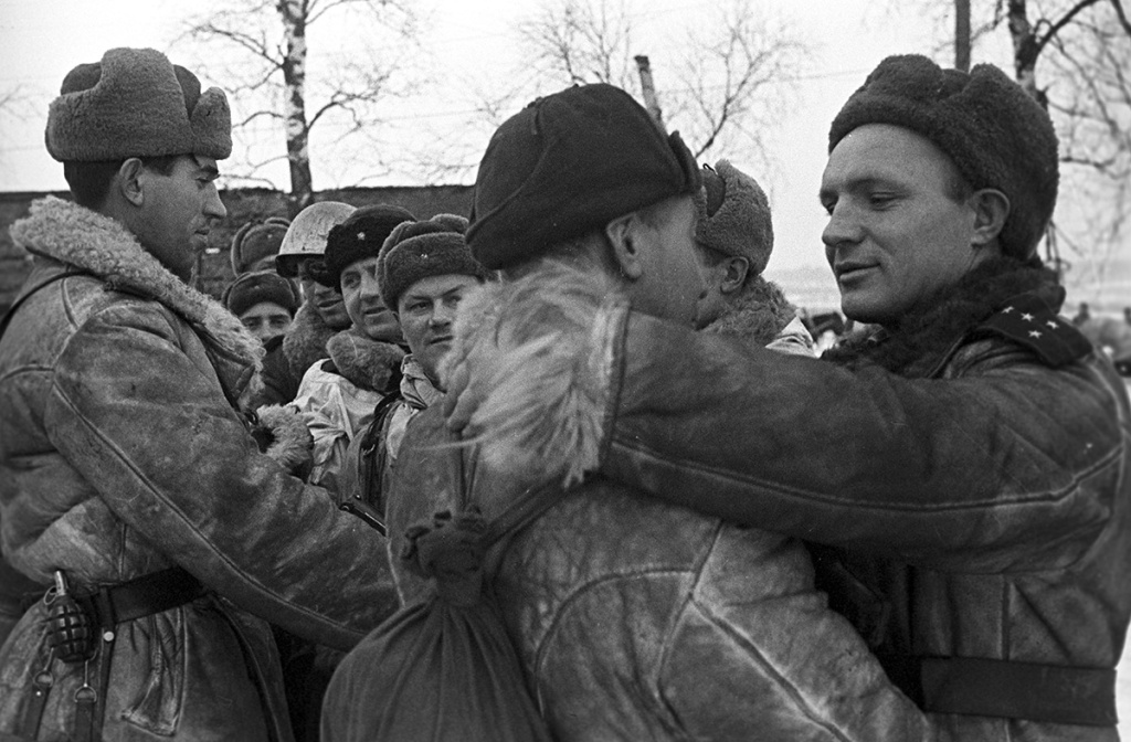 Встреча бойцов Волховского и Ленинградского фронтов в районе рабочего посёлка № 1 во время операции по прорыву блокады Ленинграда.Г. Чертов / РИА Новости